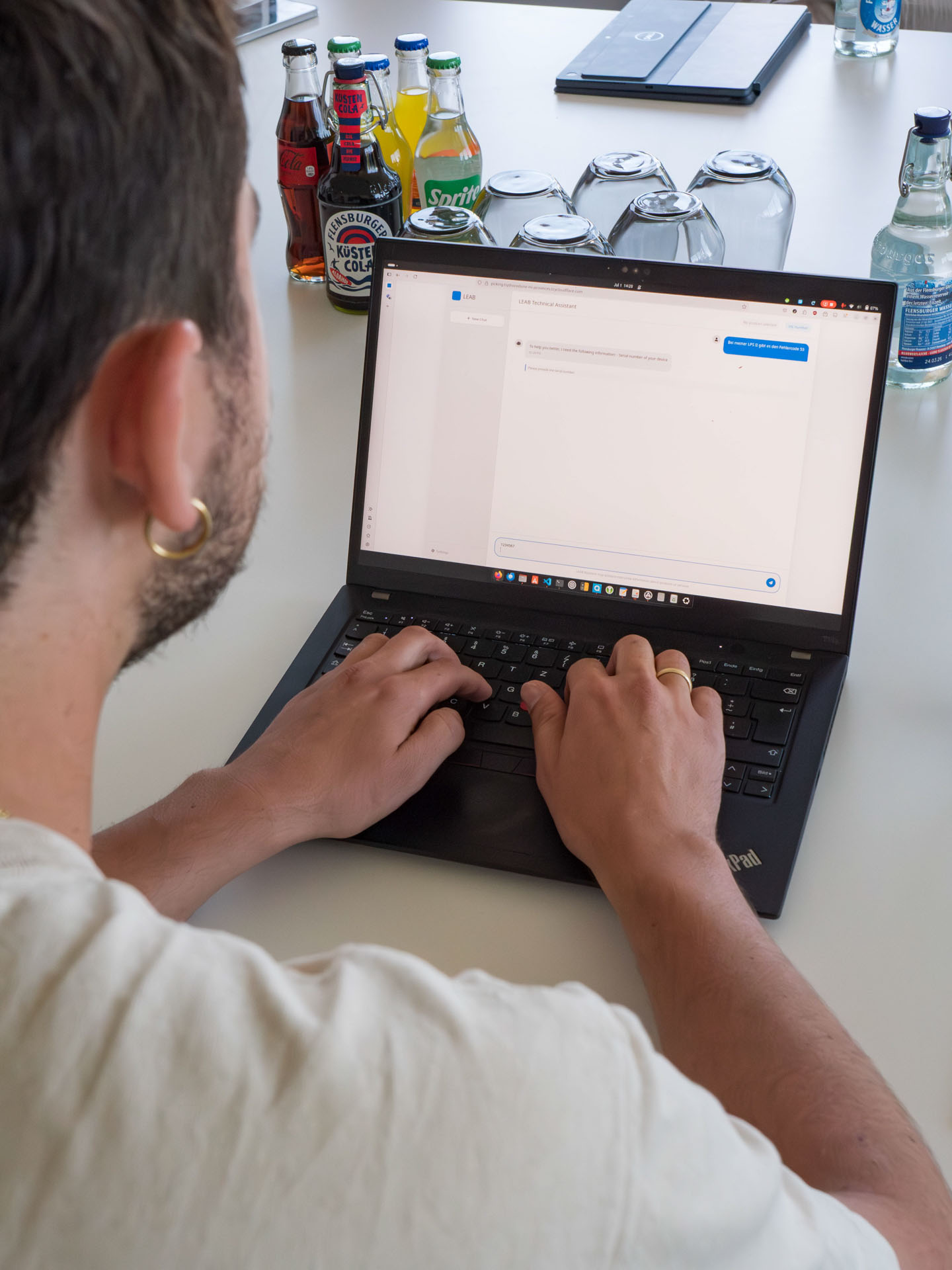 Ein Mann sitzt an einem Laptop und programmiert